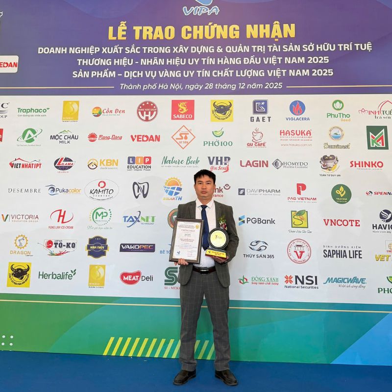 Đại diện Thuỷ Sản 365 tại sự kiện vinh danh thương hiệu, sản phẩm uy tín hàng đầu Việt Nam 2025